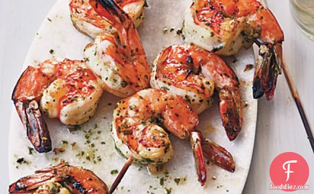 उबला हुआ जड़ी बूटी-मसालेदार झींगा कटार