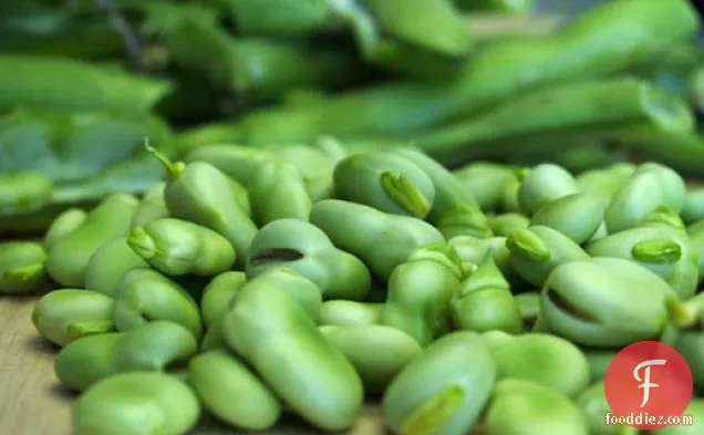 कुक द बुक: फवा बीन्स, लहसुन, टमाटर और ब्रेड क्रम्ब्स के साथ लिंगुइन