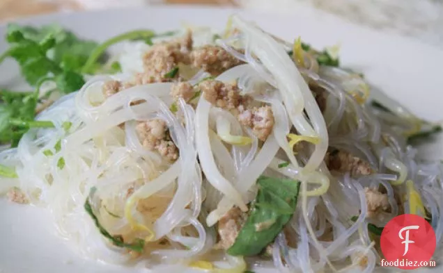 पोर्क और थाई तुलसी के साथ सिलोफ़न नूडल्स
