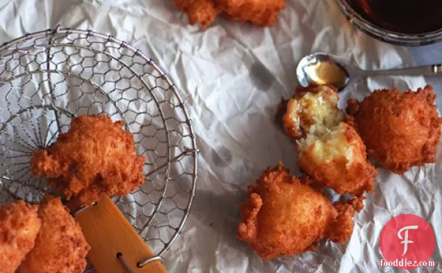 Buñuelos de Yuca y Queso (Yuca and Cheese Fritters)