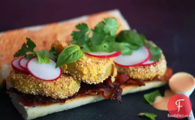 फ्राइड टोमाटिलो और स्पाइसी मेयो सैंडविच