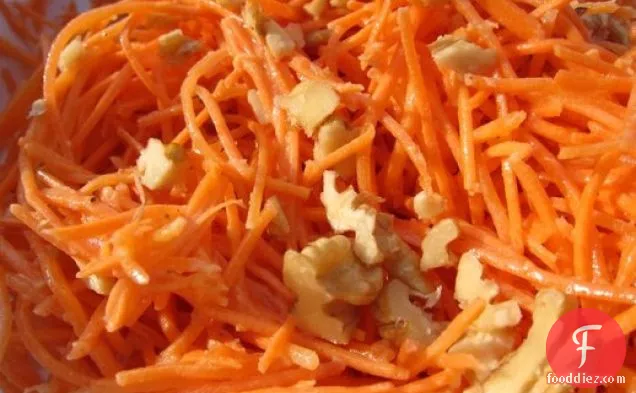 एक फ्लैश में फ्रेंच: सरसों और अखरोट के साथ सरल गाजर का सलाद
