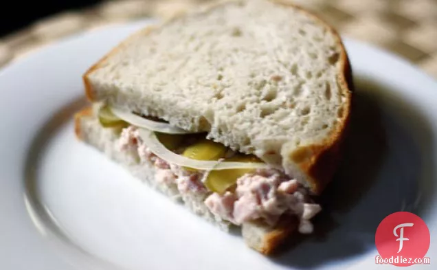 डिनर टुनाइट: डेविल्ड हैम सलाद सैंडविच