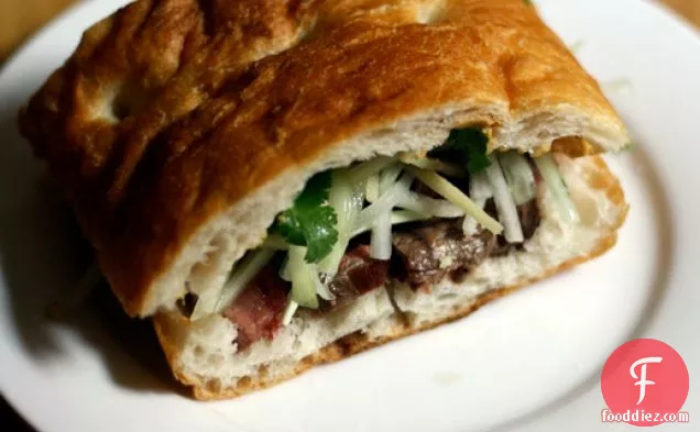 डिनर टुनाइट: ककड़ी, अदरक सलाद, और काले चिली मेयोनेज़ के साथ स्टेक सैंडविच