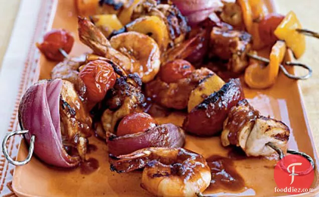 अमरूद बीबीक्यू सॉस के साथ मिश्रित ग्रिल कबाब