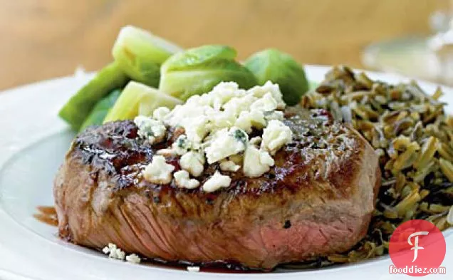 बीफ टेंडरलॉइन पोर्ट रिडक्शन और ब्लू चीज़ के साथ स्टेक करता है