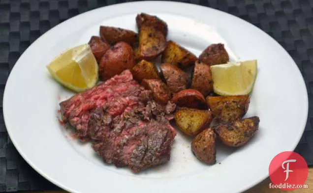 भुना हुआ आलू और नींबू के साथ स्कर्ट स्टेक