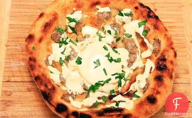 सॉसेज, अंडे, परमेसन और हॉलैंडाइस के साथ डीप फ्राइड ब्रेकफास्ट पिज्जा