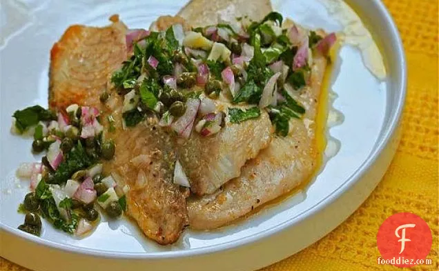 चिमिचुर्री के साथ देवदार-तख्ती वाली सफेद मछली