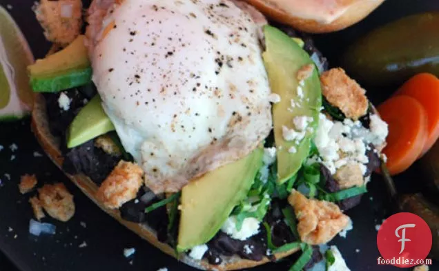 ब्रेकफास्ट टोर्टा (अंडे, क्रिस्पी पोर्क और बीन्स के साथ मैक्सिकन ब्रेकफास्ट सैंडविच)