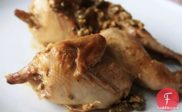 सरसों और केपर्स के साथ उबला हुआ बटेर