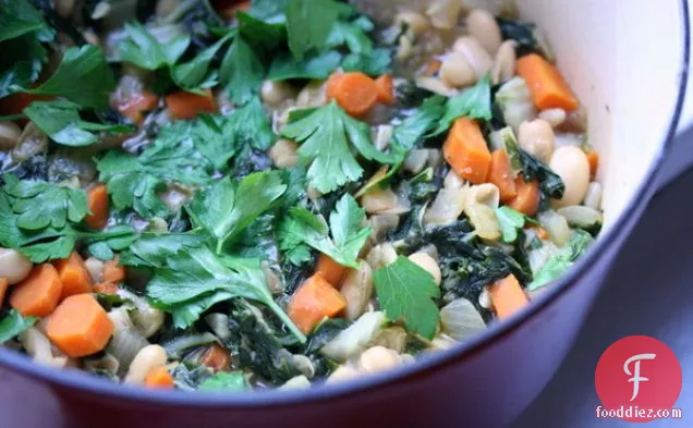 स्विस चर्ड और व्हाइट बीन स्टू