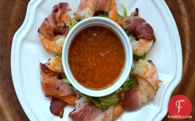 खुबानी हॉर्सरैडिश डिपिंग सॉस के साथ बेकन-लिपटे झींगा कॉकटेल