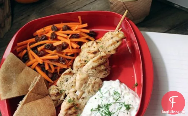 गाजर-किशमिश सलाद और ग्रीक योगर्ट सॉस के साथ चिकन कबाब (त्ज़त्ज़िकी)