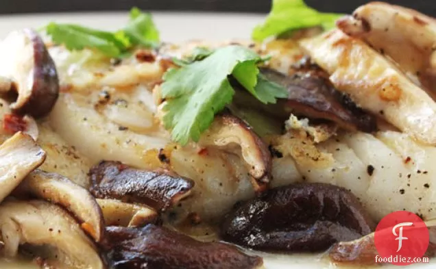 शीटकेक मशरूम के साथ पैन-सियर मछली