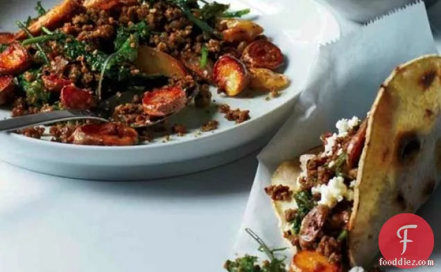 एम्पेलॉन शेफ एलेक्स स्टुपक के घर का बना हरा चोरिज़ो टैकोस काले और आलू के साथ