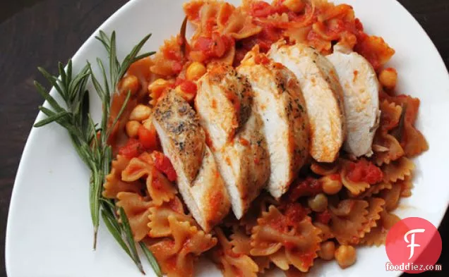 चिकन और छोले के साथ पूरे गेहूं पास्ता को स्किलेट करें