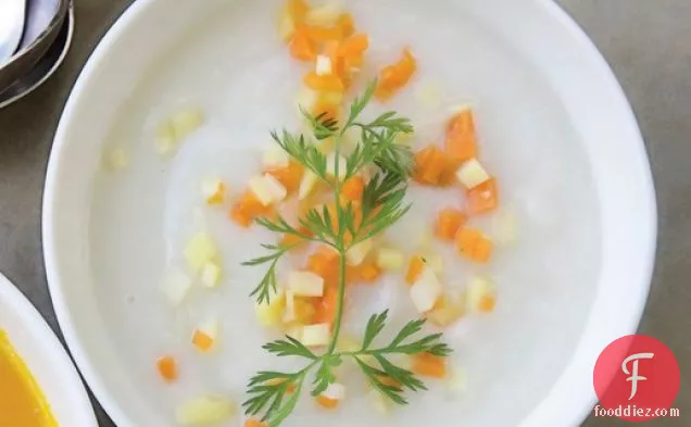 नारंगी गाजर के ठीक पासा के साथ डेबोरा मैडिसन का आइवरी गाजर का सूप
