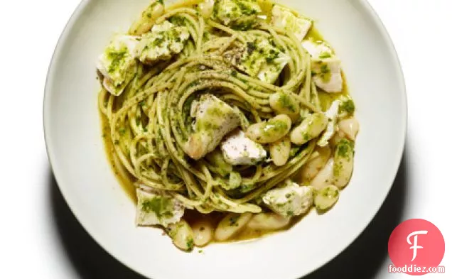 साबुत गेहूं का पास्ता केल और रोस्ट चिकन के साथ