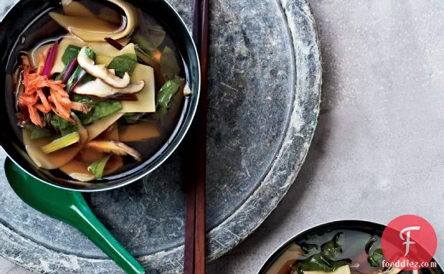 हाथ से कटे नूडल्स के साथ शियाटेक-एंड-स्विस-चार्ड सूप