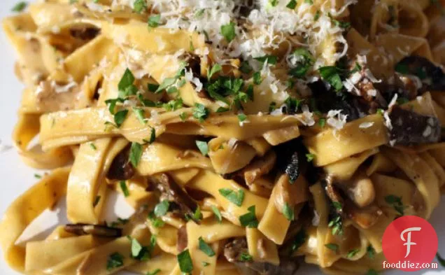 पैट्स ऑक्स सेप्स (पोर्सिनी मशरूम और क्रेम फ्रैच के साथ टैगलीटेल)