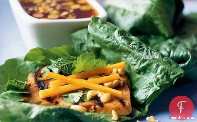 मसालेदार ग्रील्ड टोफू के साथ वियतनामी लेट्यूस रोल