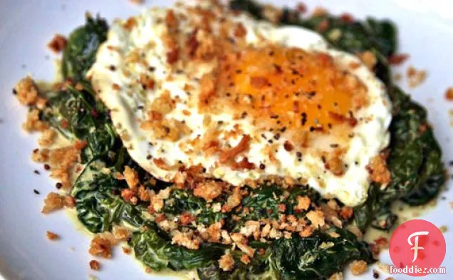 डिनर टुनाइट: सरसों-क्रीमयुक्त पालक और ब्रेडक्रंब के साथ तले हुए अंडे