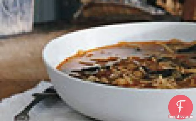 चार्ड और अंडे नूडल्स के साथ ट्यूनीशियाई सूप