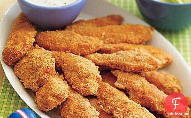 ब्लू चीज़ डिप के साथ बेक्ड बफ़ेलो चिकन स्ट्रिप्स