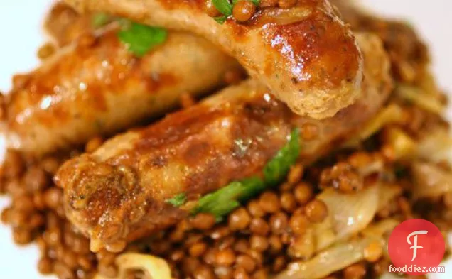 मीठे भुने हुए प्याज़ के साथ वन-पॉट सॉसेज और दाल