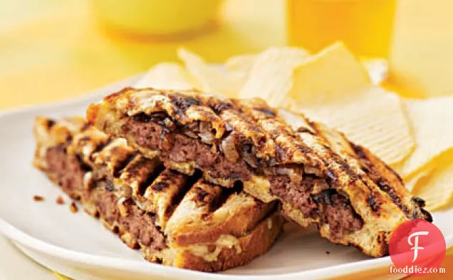 पैटी ग्रील्ड प्याज के साथ पिघला देता है