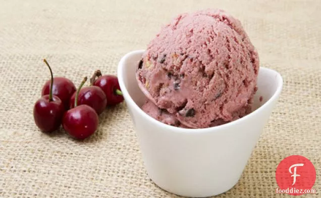 भुना हुआ चेरी चॉकलेट-बादाम आइसक्रीम