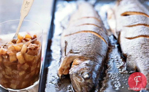 एशियाई नाशपाती-अंजीर की चटनी के साथ साबुत भुना हुआ ट्राउट