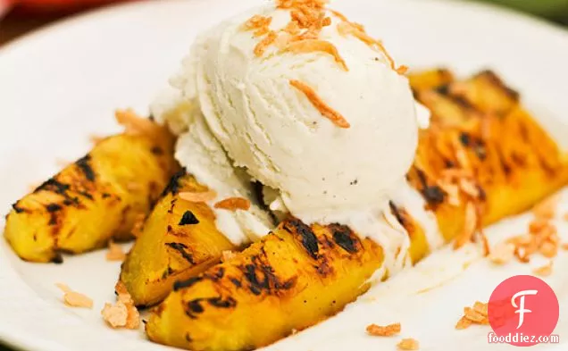 ग्रिलिंग: टोस्टेड नारियल और वेनिला आइसक्रीम के साथ रम-चमकता हुआ अनानास