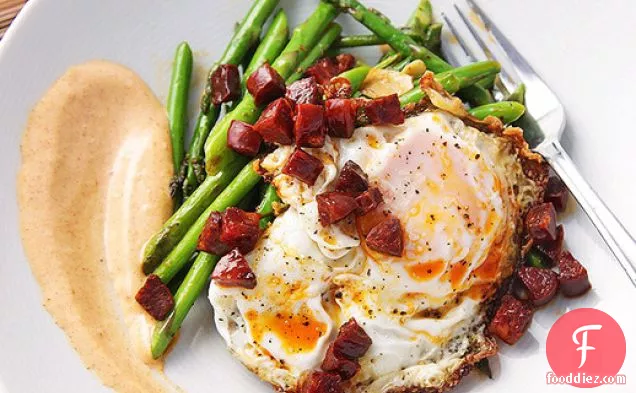 कोरिज़ो, तले हुए अंडे, और स्मोक्ड पेपरिका एलियोली के साथ सौतेले शतावरी