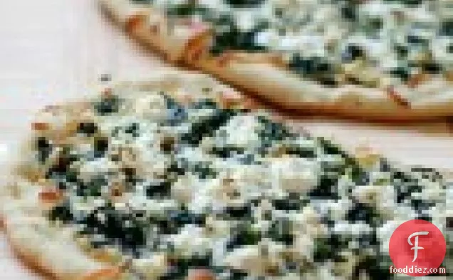 बकरी पनीर और साग के साथ पिज्जा बियांका