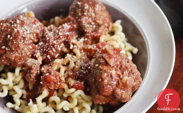 Slow Cooker Italian Sausage Meatballs With Chianti Sauce and Fusilli