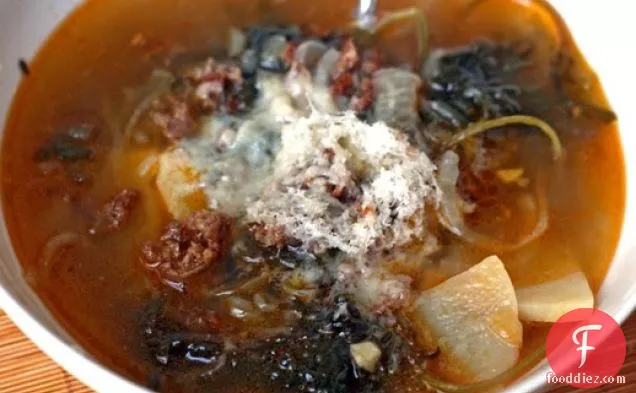 रात का खाना आज रात: सॉसेज के साथ घुंघराले काले और आलू का सूप