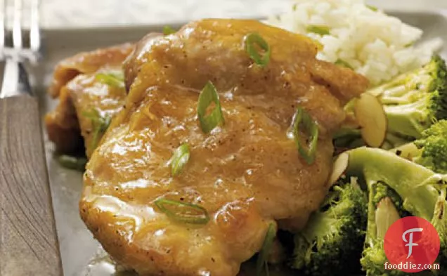 नारंगी-अदरक शीशे का आवरण के साथ चिकन जांघों