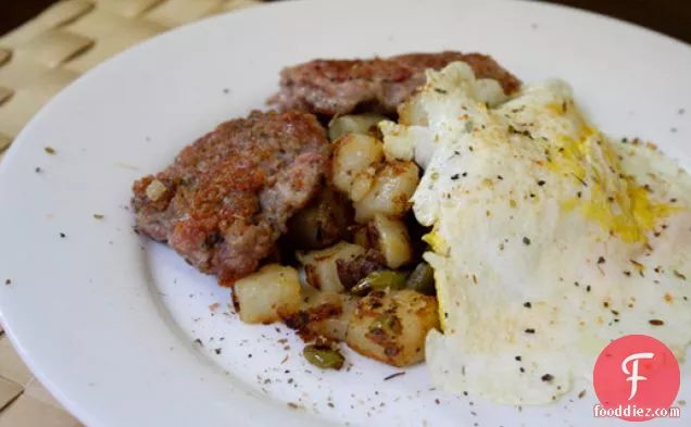 डिनर टुनाइट: ब्रेकफास्ट सॉसेज, होम फ्राइज़ और अंडे