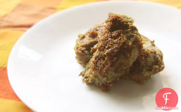 भारतीय फ्राइड चिकन हरे मसालों में पकाया जाता है