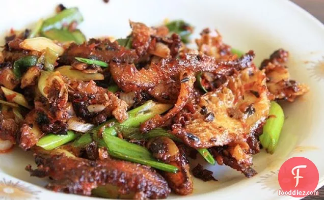 चिली बीन पेस्ट के साथ स्टिर-फ्राइड ट्रिप