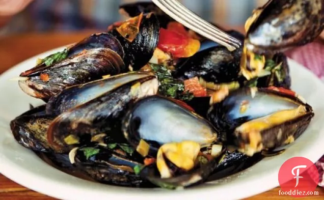 Mussels Fra Diavolo with Roasted Garlic from 'The Catch