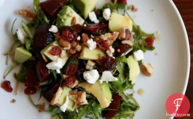 डिनर टुनाइट: बीट, एवोकैडो और बकरी पनीर सलाद