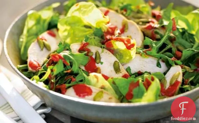 रास्पबेरी विनैग्रेट के साथ चिकन, बिब और अरुगुला सलाद