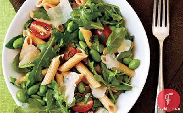 एडामे, अरुगुला और जड़ी-बूटियों के साथ साबुत गेहूं का पास्ता