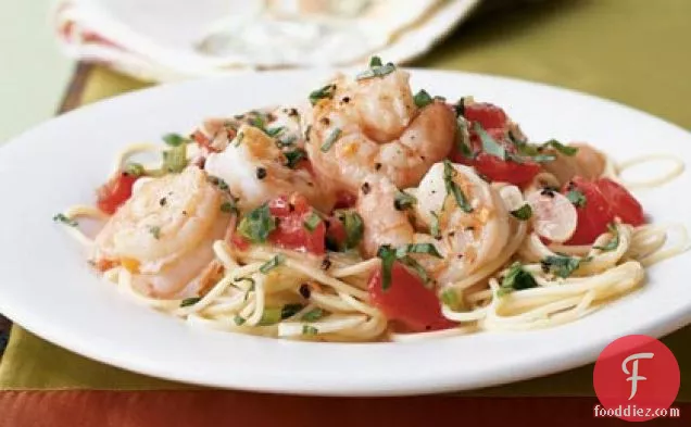 ताजा टमाटर, शराब और तुलसी के साथ झींगा