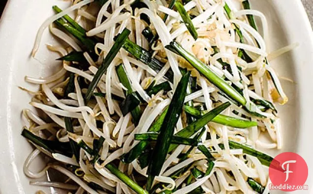 Stir-Fried Bean Sprouts and Chinese Chives