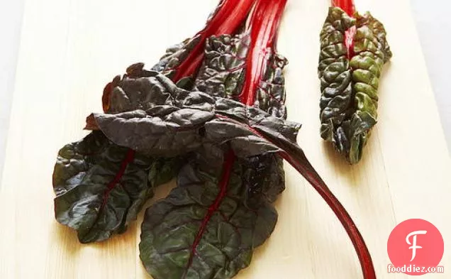 आलू प्यूरी, स्विस चार्ड और हॉर्सरैडिश क्रीम के साथ ब्रेज़्ड बीफ़ शॉर्ट रिब्स