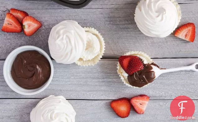Meringue Cupcakes with Nutella and Strawberries
